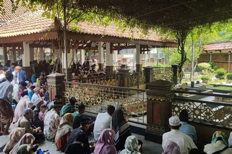 Humaniora Ratusan Warga Ziarah Ke Makam Gus Dur Saat Ramadhan