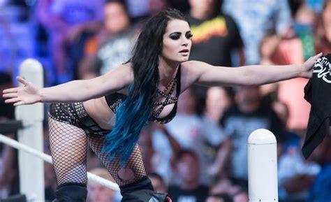 Wwe Rumors Wwe Officials Had A Backstage Meeting About The Paige Situation At Raw