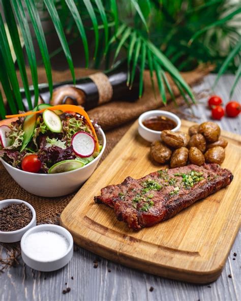 Vista Lateral De Bistec Con Ensalada De Carne Roja A La Parrilla Con