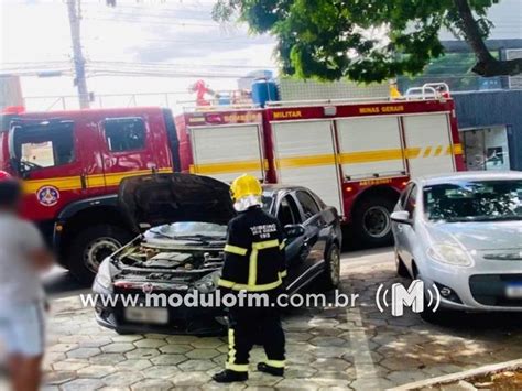 Carro Pega Fogo Em Via P Blica E Assusta Pedestres Na Pra A Santa Luzia