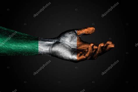 Mano Extendida Con Una Bandera De Irlanda Dibujada Un Signo De Ayuda O