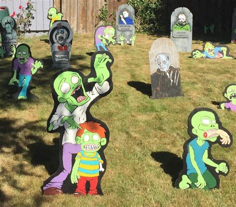 Halloween Yard Zombies | Halloween yard art, Halloween yard, Holiday diy