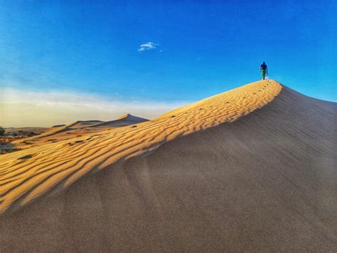 Caminando Por La Colina De Las Dunas De Arena Foto Premium