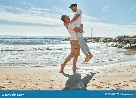 Casal Gay Rom Ntico Sorrindo Feliz Abra Ando Na Praia Foto De Stock