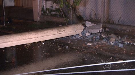 Carro Derruba Poste E Avenida Fica Interditada Em Belo Horizonte Mg G