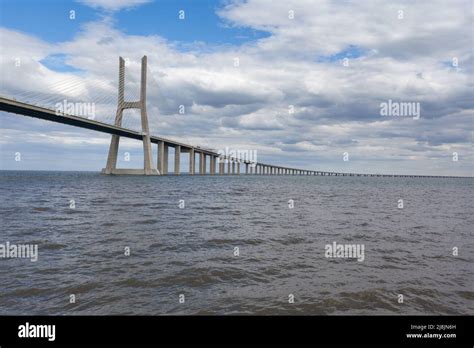 Hintergrund mit der Lissabon Brücke Vasco da Gama Brücke ist ein