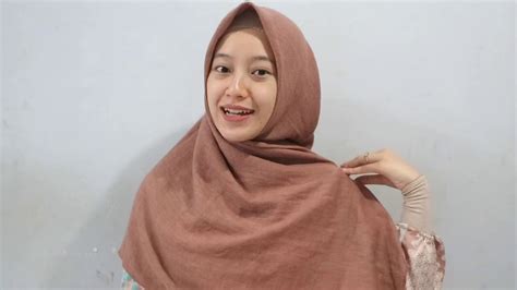 Tutorial Hijab Segi Empat Menutup Dada Ala Ria Ricis Newstempo