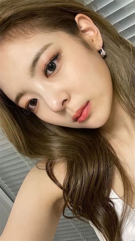 Pin Di Itzy Gaya Rambut Wajah Oval Wanita Cantik Orang Cantik