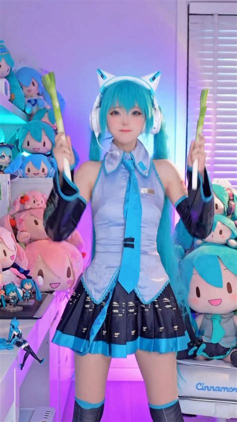 Hatsune Miku Cosplay Dance With Yowu Headphones Artofit