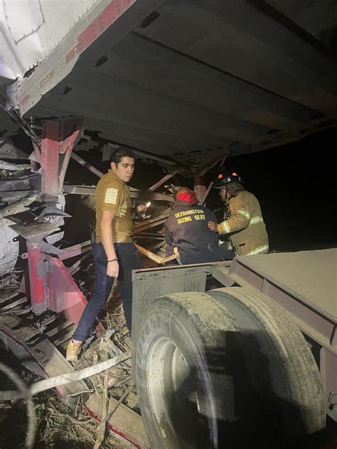 Tr Gico Accidente En Zit Cuaro Chofer De Tr Iler Fallece Al Caer A Un