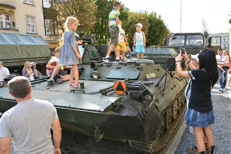 Pikniki militarne pokaz ciężkiego sprzętu i wojskowa grochówka