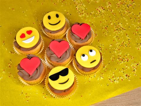 Emoji cupcakes - FunCakes