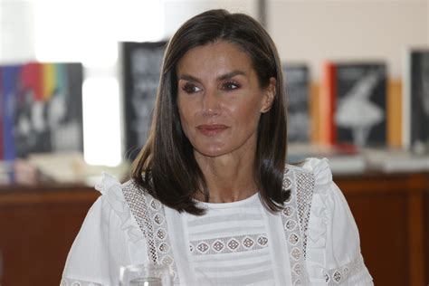 Las Zapatillas Que La Reina Letizia Ha Agotado En Todas Las Tallas Son