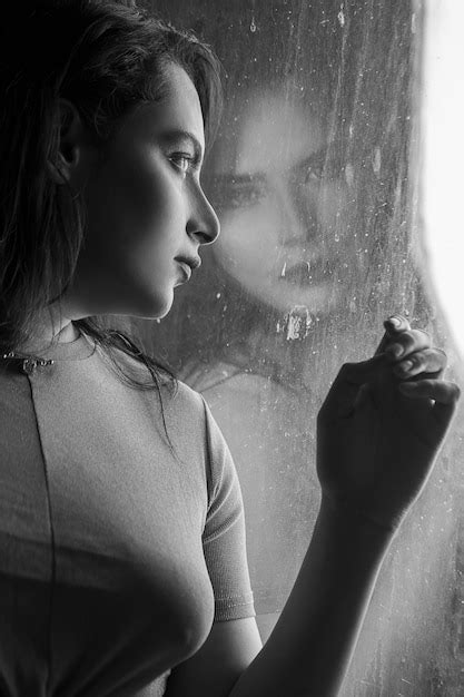 Mujer En La Ventana Mirando A La Lluvia Foto En Blanco Y Negro Foto