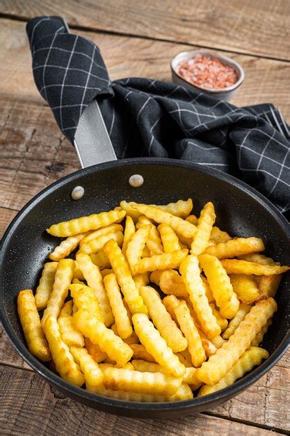 Batatas Fritas Em Forno Frito Crinkle Palitos De Batata Em Uma Panela