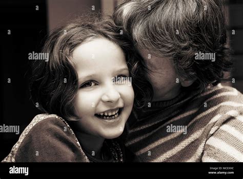 Portrait De Grand Mère Embrasser Sa Petite Fille Photo Stock Alamy