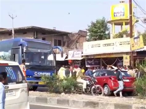 Long Queue Of Vehicles On Indore Bhopal Highway Police Removed The Vehicle After 10 Minutes