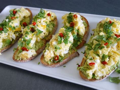 Tartine Avocat Oeufs Brouill S Et Herbes Fra Ches Recette Par Simple