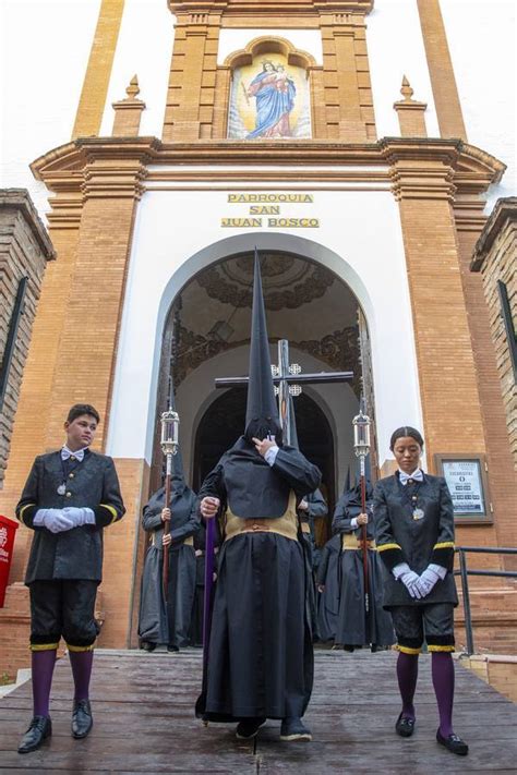 Fotos De La Hermandad De Pasi N Y Muerte En El Viernes De Dolores De La