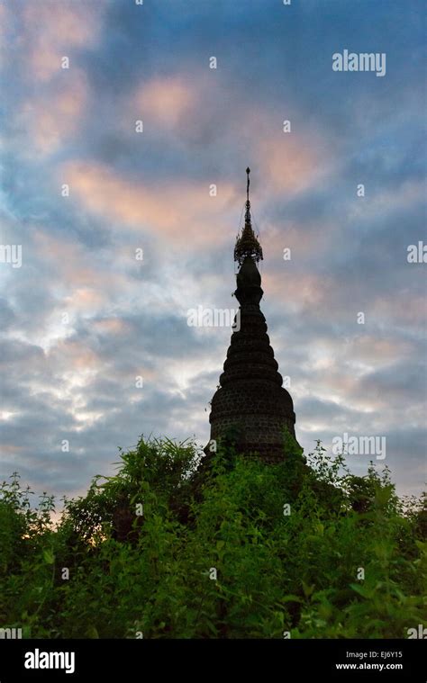 Antiguo Templo Y Pagoda En La Selva Al Amanecer Mrauk U En El Estado