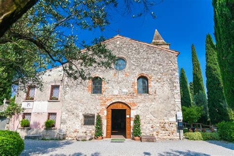 Pequeña iglesia románica de san pietro in mavino en sirmione lago de