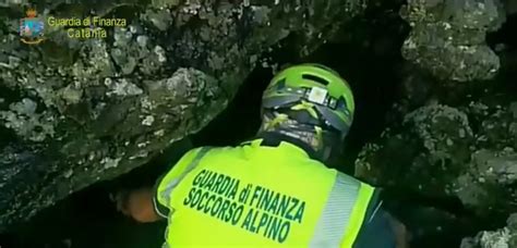 Giallo In Sicilia Cadavere Rinvenuto In Una Grotta Dell Etna Era L