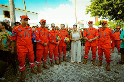 GOVERNADORA RAQUEL LYRA PRESTIGIA O 45 DESFILE DO GALO DA MADRUGADA