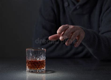 La Mano Del S Del Hombre Alcanza Para Un Vidrio De Alcohol Foto De