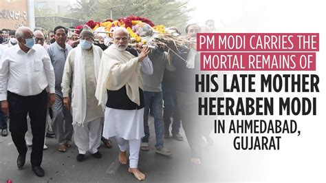 Pm Modi Carries The Mortal Remains Of His Late Mother Heeraben Modi In