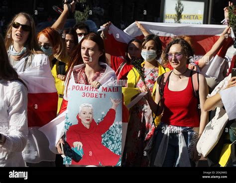 Una Mujer Que Sostiene Un Cartel En El Que Se Representa A La L Der De