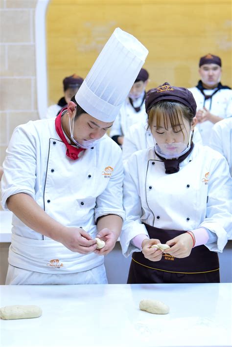 女生在培训机构学习蛋糕西点好不好呢？南京欧米奇国际西点西餐学院