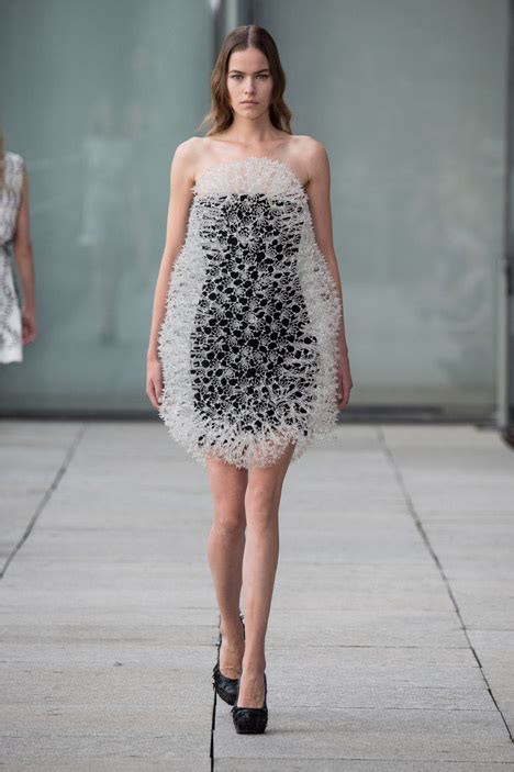 Iris Van Herpen Uses 3d Printing And Magnets For Fashion Collection