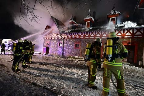 Gro Einsatz In Fahrenb Hl Reitstall Brennt Lichterloh Mitarbeiter