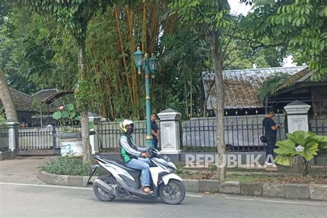 Warga Ramaikan Istana Batu Tulis Menunggu Jokowi Sampai Menanti Thr