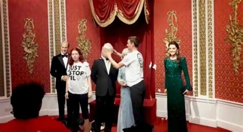 Re Carlo La Statua Imbrattata Con Una Torta Al Madame Tussauds Di