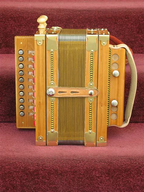 How to Play a Melodeon | eHow UK