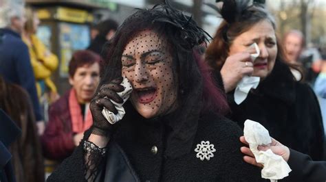 Madrile Os Y Turistas Despiden El Carnaval Con El Tradicional Entierro