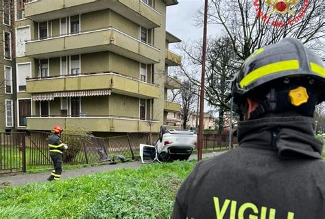 Agrate Un Automobilista 79enne Si Ribalta E Finisce Contro La