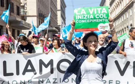 Milhares de pessoas participam da marcha pela vida na Itália Rádio