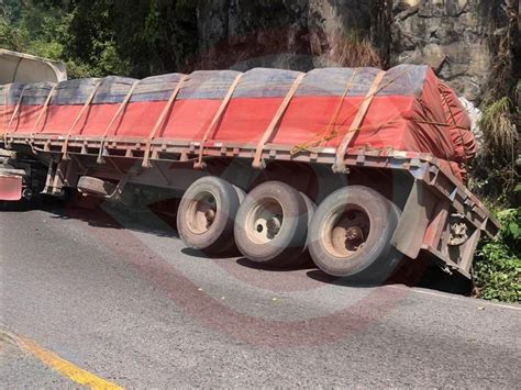 Tr Iler A Punto De Volcar En La Sierra Noticias De Hidalgo Zunoticia