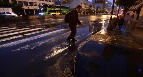 Rotura de tubería provoca gran aniego en el Centro de Lima EDICION