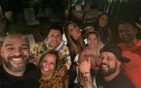 Adriano Imperador Curte Noite Com Amigos Regada A Muita Bebida E é