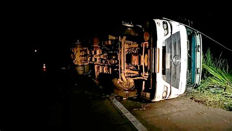 Carreta Que Transportava Maquin Rio Tomba Em Rodovia De Mato Grosso