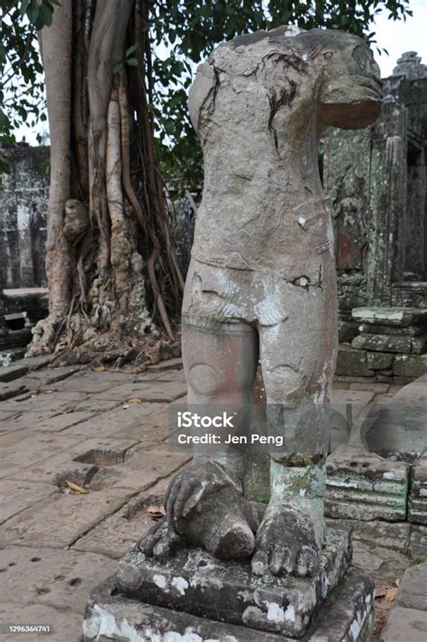 Angkor Wat Carvings And Statues Stock Photo - Download Image Now ...