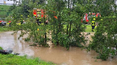 Gewitter und Starkregen in NRW Überflutete Straßen und Keller unter Wasser