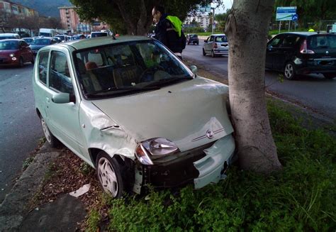 Palermo Incidente In Via Basile Carambola Tra Tre Auto Due Feriti E