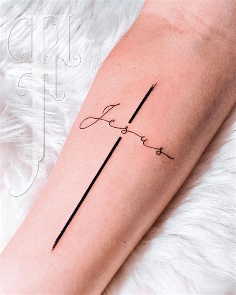 Tatuaje Frase Jesús y Cruz por Fabricia Bonatto Tatuajes para