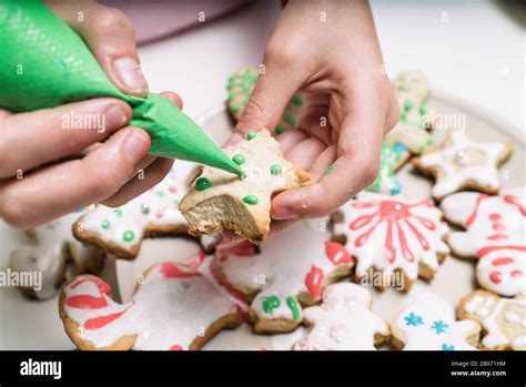 Manos De Ni A Haciendo Galletas Tradicionales De Navidad El Ni O