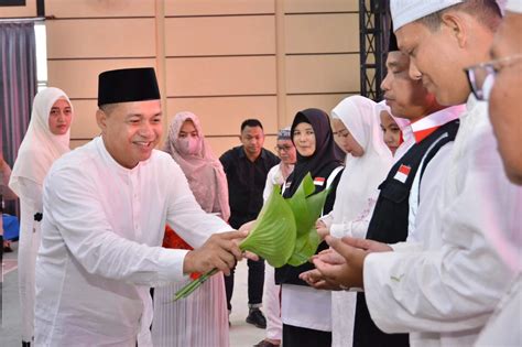 Jamaah Calon Haji Asal Batu Bara Ikuti Tradisi Tepung Tawar