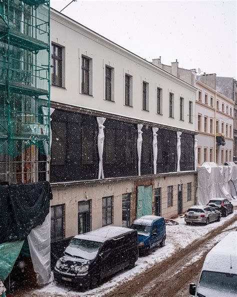 Awangardowe kariatydy na elewacji kamienicy przy Włókienniczej Ale to